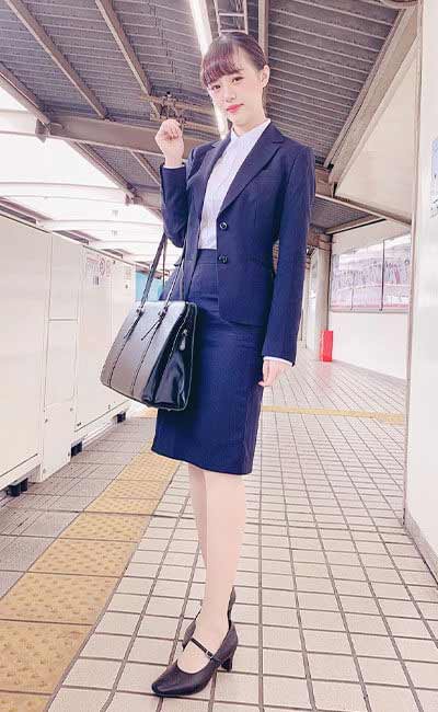 濃紺スーツでフレッシュに♡ミス駒澤NO.5 謝 梦頔さん