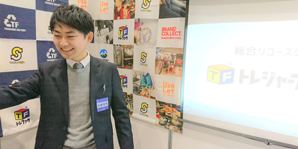 合同説明会でプレゼンをしている松井さん