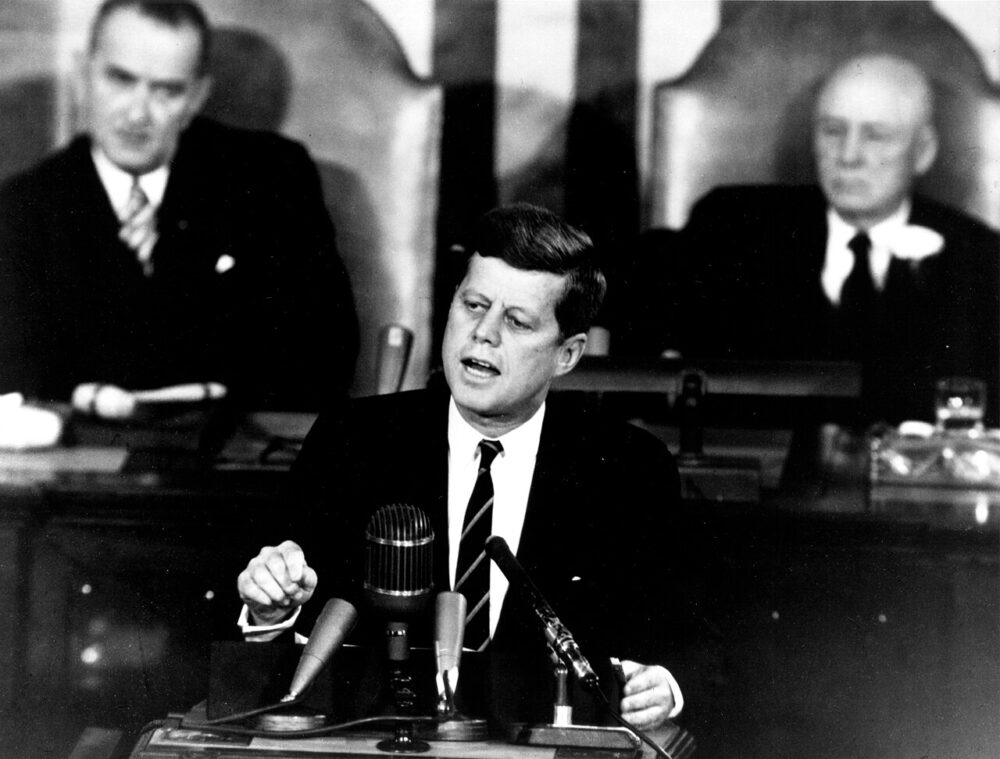 連邦議会で演説するジョン・F・ケネディ大統領(1961年)