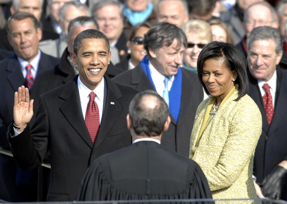 就任の宣誓をするバラク・オバマ大統領(2009年)